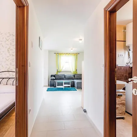 Cozy In Valbandon With Kitchen