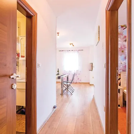 Дом отдыха Cozy In Valbandon With Kitchen *