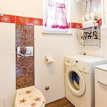 Cozy In Valbandon With Kitchen