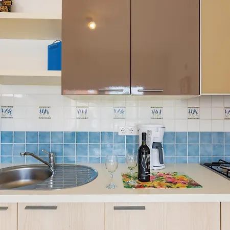 Дом отдыха Cozy In Valbandon With Kitchen