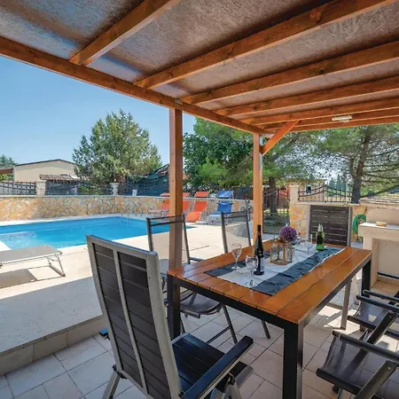 Beautiful Apartment In Valbandon Tatil Evi Valbandon