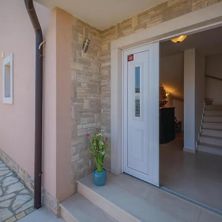 Beautiful Apartment In Valbandon *