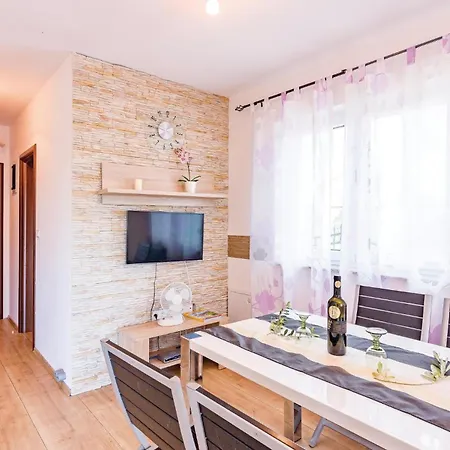 Cozy In Valbandon With Kitchen * Штиньян