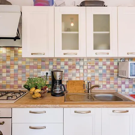 Cozy In Valbandon With Kitchen Дом отдыха