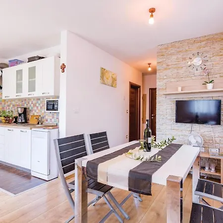 Beautiful Apartment In Valbandon Tatil Evi Valbandon