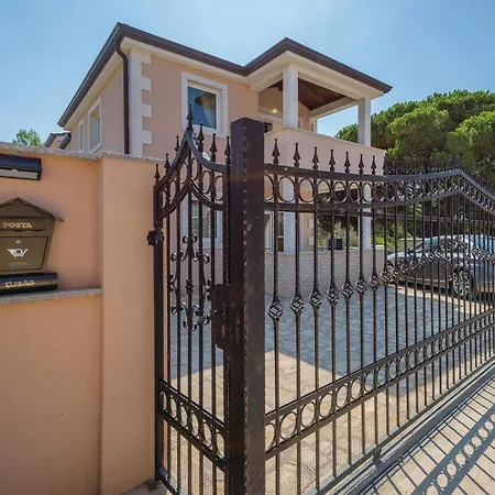 Beautiful Apartment In Valbandon Tatil Evi Valbandon